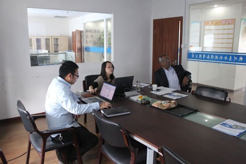 印度殺菌鍋客戶與惠合工程師洽談現(xiàn)場1