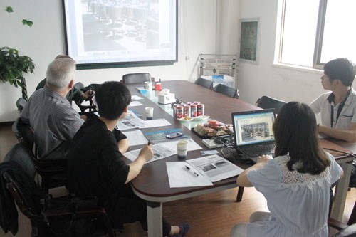 惠合同事與澳大利亞不銹鋼儲罐客戶洽談現(xiàn)場